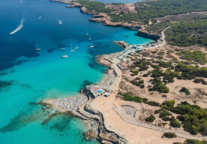 Cala Comte Ibiza con aguas turquesa y vistas a islotes, zona popular para excursiones en jet ski en la costa oeste
