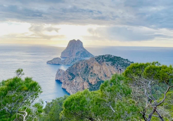 Vista de San Antonio Bay en Ibiza, una de las zonas más conocidas para actividades de jet ski y excursiones en moto de agua