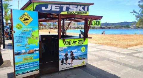 Caseta de Ibiza Jet Ski Beach en San Antonio Ibiza en el paseo marítimo junto a la playa