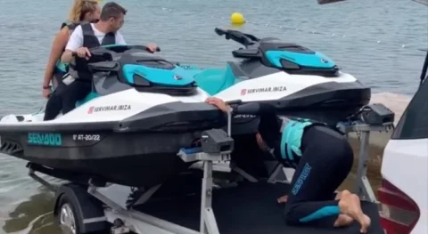 Servimar jetski en San Antonio Ibiza preparando motos de agua en rampa de Caló des Moro